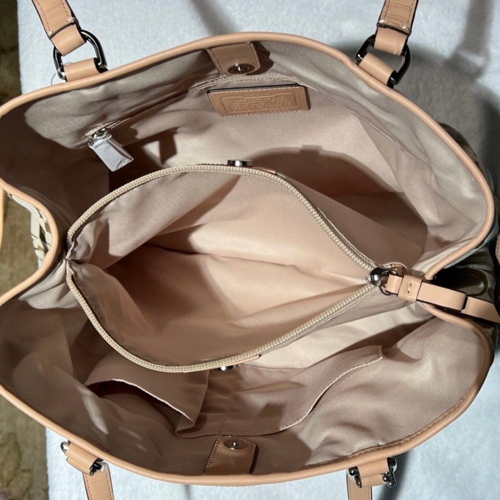 Classic Coach Shoulder Bag - Picture 6 of 7